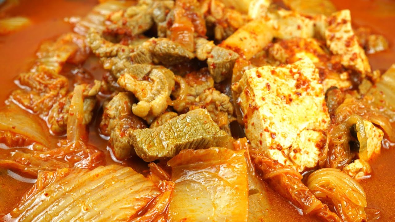 돼지고기김치찌개, 국물 맛이 일품인 깊고 진한 김치찌개 레시피✔️잘 익은 김치와 부드러운 돼지고기, 두부가 어우러진 환상의 맛